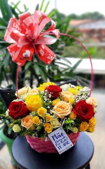 Cestinha com mix de rosas