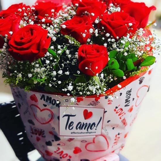 Buquê com 12 rosas 
