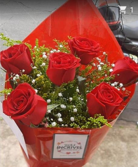 Buquê com 06 rosas