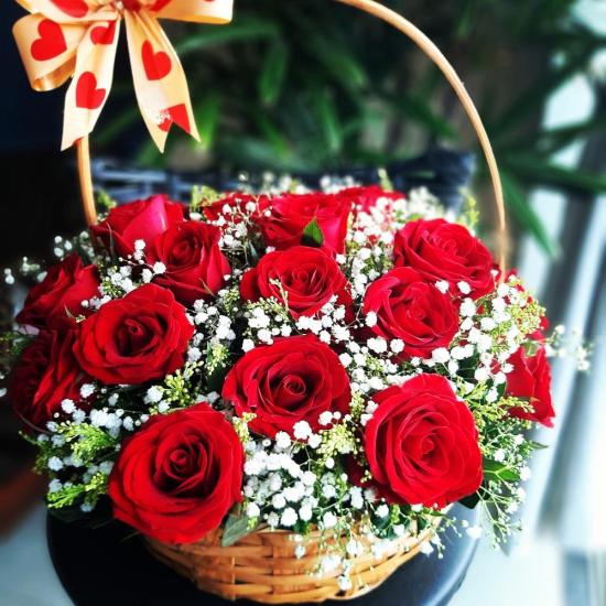 Cesta de rosas vermelhas pequena
